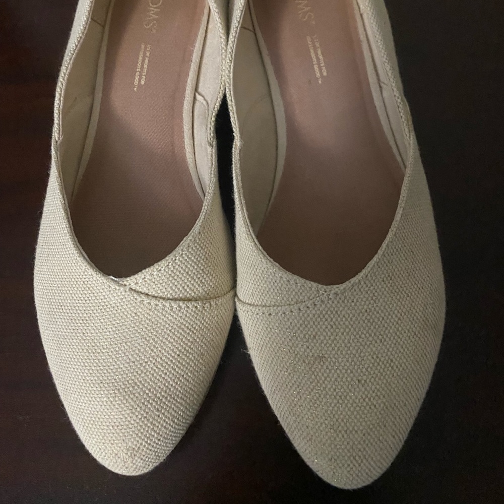 Tom’s gold flats size 8.5
